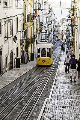 포토 JPG 해외이미지 디자인 도로 선 2 패턴 포장 표면 거리 그림자 사람없음 야외 가로 여름 어둠 회색 젖음 안개 덮개 가을 조약돌 바위 도시 역사 교차로 질감 정사각형 전차 트랙 타운 나쁜 땅바닥 리스본 뿌연 선로 스모그 옛날 헬싱키 해외202004 해외포토 도형 계절 길 육상교통 컬러 무늬 교통시설 날씨 대중교통 바닥 핀란드 뚜껑 돌_바위 파일형식 이미지허브