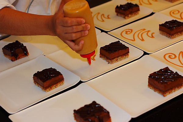 포토 JPG 해외이미지 음식 사람없음 장식 케이크 식당 초콜릿 계란 우유 맛 설탕 크림 밀가루 코코아 페스츄리 헤이즐넛 프랄린 캐러멜 개암 해외202004 해외포토 열매 음료 빵 컨셉 디저트 유제품 상점 알 견과류 가루 파일형식 이미지허브