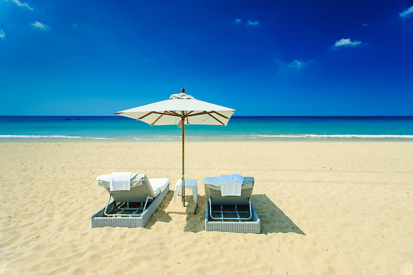 포토 JPG 해외이미지 나무 모래 바다 섬 여행 백그라운드 의자 우산 자연 하늘 휴가 휴식 손바닥 풍경 사람없음 물 여름 파란색 햇빛 태양 맑음 침묵 흰색 침대 만 선탠 그늘 휴양지 양산 가림막 이국적 파라다이스 수평선 해외202004 해외포토 자연요소 식물 손 계절 컬러 가구 컨셉 날씨 소리 장소 생태계 파일형식 이미지허브