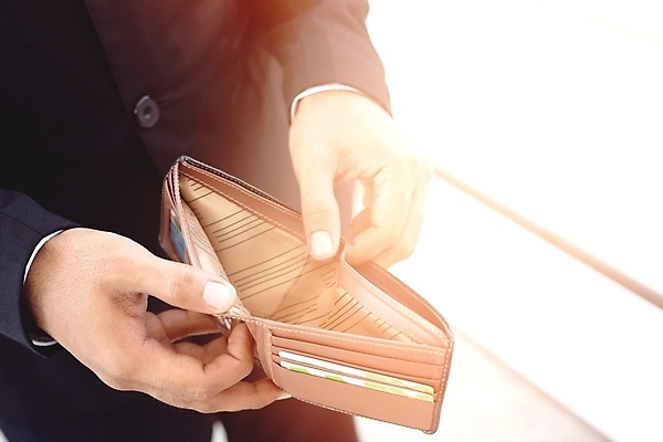 포토 JPG 해외이미지 손 남자 백그라운드 컨셉 돈 비즈니스 손가락 아이디어 선물 사람 인종 성인 사람없음 금융 경제 금지 잡기 비즈니스맨 오픈 지갑 변화 닫기 가난 가죽 은퇴 투자 결제 문제 빈털터리 파산 빚 수입 해외202004 해외포토 모션 신체부위 직장인 재산 파일형식 이미지허브