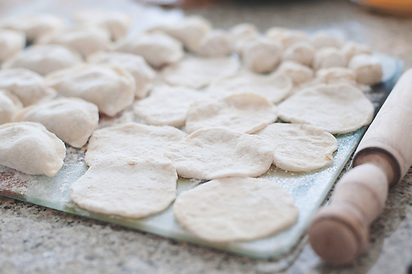 포토 JPG 해외이미지 전통 접시 음식 농업 육류 요리 사람없음 주방 식당 식사 저녁식사 신선 맛 먹기 날것 반죽 내추럴 점심식사 경단 라비올리 러시아인 우크라이나 해외202004 해외포토 서양인 식기 유럽 산업 컨셉 식재료 모션 상점 파일형식 이미지허브