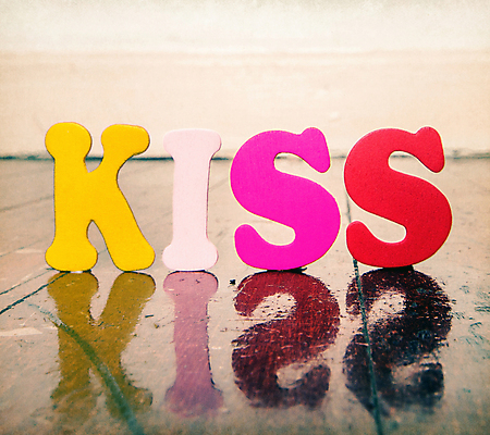 포토 JPG 해외이미지 디자인 행복 벽 분홍색 백그라운드 컨셉 텍스트 관계 벽지 키스 아이디어 발렌타인데이 사랑 사람없음 목재 빨간색 단어 반사 노란색 편지 심볼 복고 나무바닥 서명 카피스페이스 해외202004 해외포토 나무 문자 감정 컬러 재료 데이이벤트 바닥 공백 애정표현 파일형식 이미지허브