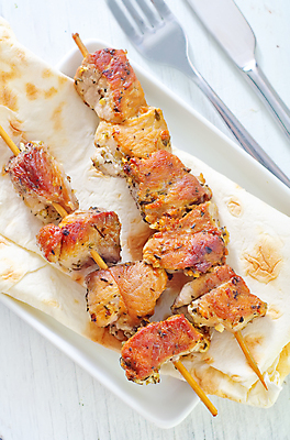 포토 JPG 해외이미지 접시 음식 조각 토마토 파슬리 건강 육류 돼지고기 요리 비프스테이크 사람없음 빨간색 초록색 식사 저녁식사 소고기 튀김 고명 막대기 꼬치 그릴 바비큐 자르기 굽기 먹기 허브 향신료 준비 후추 양고기 점심식사 케밥 등심 철강 피타 해외202004 해외포토 식물 식기 빵 컬러 채소 식재료 모션 주방용품 스테이크 구이 향미료 파일형식 이미지허브