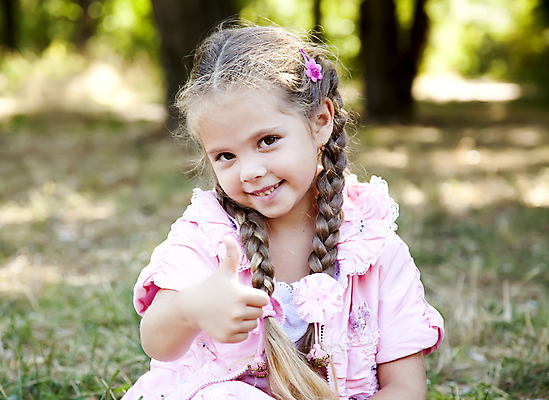 포토 JPG 해외이미지 백인 모델 1 라이프스타일 응시 여자 딸 얼굴 어린이 건강 한명 미소 사람 야외 초록색 금발 기쁨 가을 흰색 표현 작음 내추럴 걸음마 고립 천진난만 해외202004 해외포토 서양인 헤어스타일 시선 계절 감정 컬러 컨셉 가족 모션 표정 생활 신체부위 크기 파일형식 이미지허브