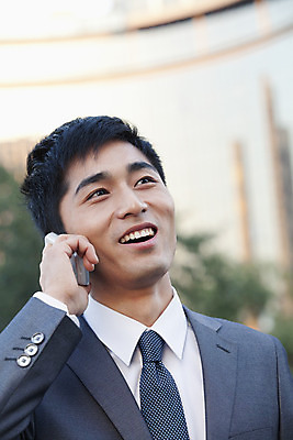 포토 JPG 해외이미지 행복 회사 비즈니스 통신 넥타이 무선통신 짧은머리 한명 서기 미소 정장 20대 야외 세로 스마트폰 컬러풀 중국 올려보기 도시 비즈니스맨 결심 옷입기 베이징 통화 독립 해외202004 해외포토 1 헤어스타일 잡화 옷 남자 감정 아시아 컬러 컨셉 모션 표정 사람 청년 핸드폰 스마트기기 직장인 파일형식 이미지허브