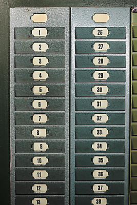 포토 JPG 해외이미지 벽 사람없음 숫자 꼬리표 금속 오브젝트 옛날 많음 해외202004 해외포토 문자 컨셉 재질 라벨 파일형식 이미지허브