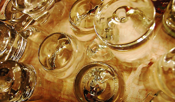 포토 JPG 해외이미지 안경 음료 백그라운드 유리 탁자 주택 사람없음 컵 가로 물 주방 식당 바 액체 책상 제비 많음 해외202004 해외포토 자연요소 식기 잡화 가구 컨셉 재질 조류 건물 상점 파일형식 이미지허브