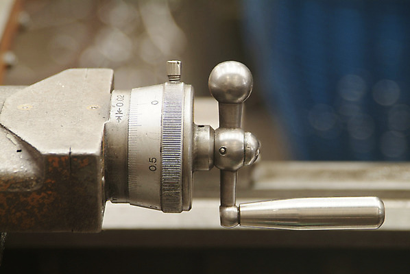 포토 JPG 해외이미지 공장 손잡이 사람없음 기계 작업실 측정 무거움 계량기 조절 되감기 조작 철강 해외202004 해외포토 공업 무게 파일형식 이미지허브