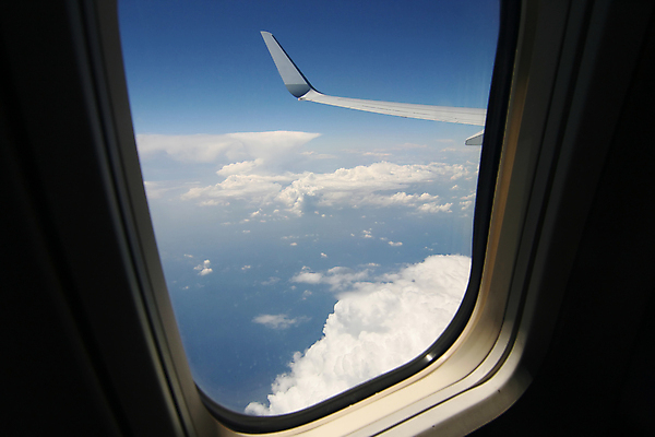 포토 JPG 해외이미지 구름 여행 날개 창문 하늘 비행기 실내 사람없음 대패 해외202004 해외포토 자연요소 항공교통 대중교통 내부 파일형식 이미지허브