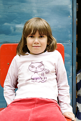 포토 JPG 해외이미지 어린이 셔츠 생각 한명 사람 야외 빨간색 파란색 고양이 배려 해외202004 해외포토 1 컬러 상의 포유류 반려동물 파일형식 이미지허브