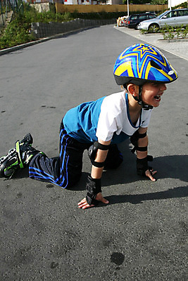 포토 JPG 해외이미지 1 라이프스타일 교육 어린이 스포츠 장신구 바지 놀이 성공 휴식 건강 한명 안전 소년 취미 야외 여름 파란색 금발 운동 경쟁 봄 기쁨 장비 스케이트 스케이팅 가을 게임 흰색 표현 승차 연습 롤러 스케이터 해외202004 해외포토 헤어스타일 계절 남자 감정 스포츠용품 컬러 컨셉 모션 하의 겨울스포츠 운동선수 사람 생활 파일형식 이미지허브