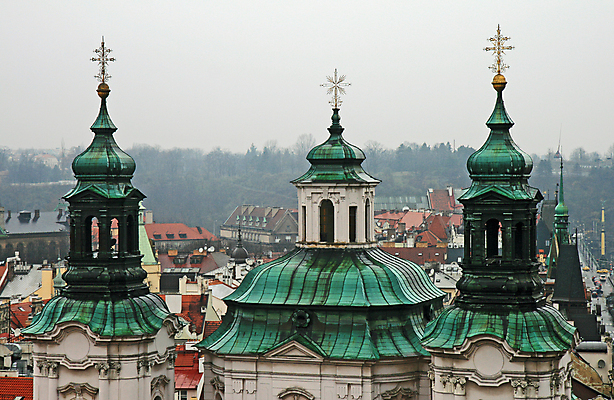 포토 JPG 해외이미지 응시 유럽 기독교 종교 시계 여행 우산 지붕 거리 안테나 풍경 사람없음 건물 빨간색 강 성당 교회 여행객 평화 침묵 바위 도시 센터 역사 극장 그림 정사각형 체코 프라하 타운 국회 공화국 옛날 전국 해외202004 해외포토 도형 건축물 시선 나라 컬러 컨셉 통신 종교건축 사람 소리 돌_바위 파일형식 이미지허브
