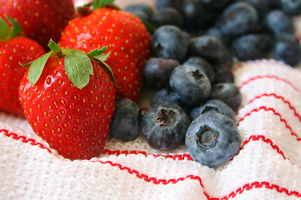 포토 JPG 해외이미지 음식 다이어트 과일 자연 딸기 디저트 건강 씨앗 사람없음 빨간색 파란색 수건 컬러풀 줄무늬 신선 닫기 달콤 유기농 블루베리 내추럴 숙성 식용 솔깃 해외202004 해외포토 식물 웰빙 컬러 무늬 모션 위생용품 맛 생태계 파일형식 이미지허브