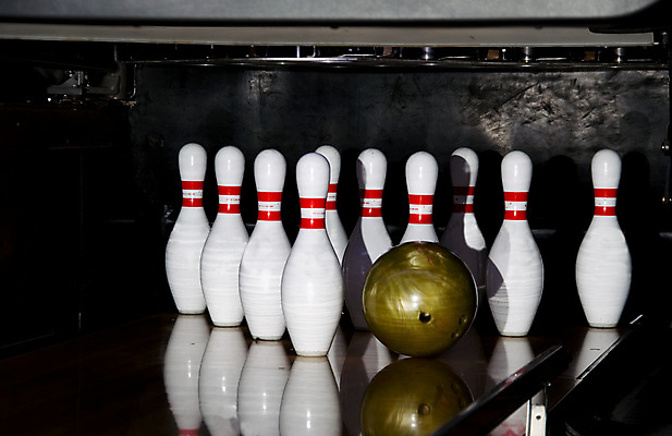 포토 JPG 해외이미지 길 스포츠 공 실내 취미 사람없음 경쟁 게임 우승 볼링 목표 싱글 롤 슛 점수 다리찢기 노크 때리기 스트라이크 해외202004 해외포토 컨셉 모션 놀이 내부 구기 최고 파일형식 이미지허브