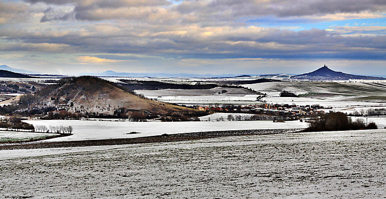 포토 JPG 해외이미지 나무 외관 계절 공원 유럽 스포츠 겨울 밭 자연 하늘 산 파노라마 풍경 사람없음 야외 세로 초록색 컬러풀 햇빛 노란색 일출 계곡 얼음 추위 안개 가을 시골 중앙 숲 휴양지 리프트 체코 내추럴 보헤미아 전국 해외202004 해외포토 자연요소 식물 공공시설 나라 컬러 농업 날씨 촬영기법 태양 노을 장소 생태계 파일형식 이미지허브