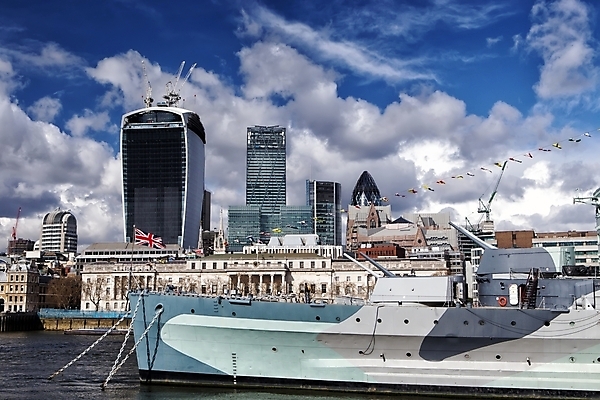 포토 JPG 해외이미지 무기 건축양식 유리 잉글랜드 사람없음 물 강 평화 탑 고층빌딩 회색 총 깃발 도시 보트 수비 큼 심볼 런던 서식 군용 전쟁 함선 군함 순찰 옛날 왕국 템스강 해외202004 해외포토 자연요소 건축물 건축 컬러 컨셉 배_교통 모션 재질 영국 군대 빌딩 크기 해군 파일형식 이미지허브