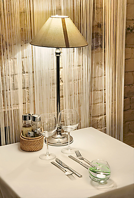 포토 JPG 해외이미지 식기 접시 디자인 꽃 가구 포크 와인잔 의자 유리 탁자 휴식 바닥 실내 이벤트 사람없음 내부 목재 장식 파티 식당 숟가락 식사 저녁식사 카페 방 흰색 축하 화려 재산 칼 고급 우아함 은색 크리스탈 서비스 냅킨 설정 점심식사 접수 해외202004 해외포토 나무 식물 컬러 생활용품 컨셉 술잔 재료 재질 수저 금융 상점 광석 파일형식 이미지허브