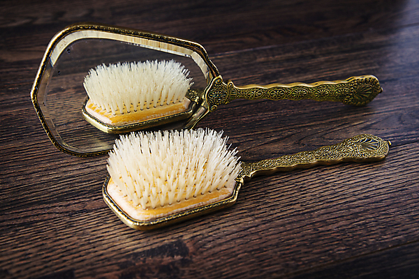 포토 JPG 해외이미지 모양 여자 백그라운드 사람없음 목재 장식 유행 화장품 거울 수확 골동품 머리빗 화려 황금 우아함 은색 복고 머리위 정물화 해외202004 해외포토 나무 컬러 컨셉 농업 재료 사람 뷰티 미용용품 그림 파일형식 이미지허브