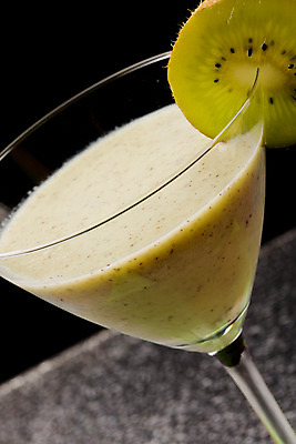 포토 JPG 해외이미지 음료 음식 과일 키위 사람없음 우유 달콤 혼합 먹기 요거트 스무디 핸드메이드 해외202004 해외포토 모션 유제품 맛 파일형식 이미지허브