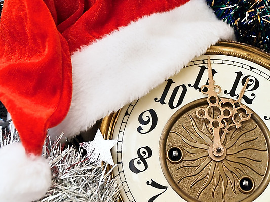 포토 JPG 해외이미지 전통 디자인 계절 시계 크리스마스 겨울 휴가 새로움 새해 기념 사람없음 장식 빨간색 컬러풀 화환 인사 시간 야간 12월 연도 12 해외202004 해외포토 자연요소 기념일 꽃 컬러 컨셉 숫자 예절 날짜 파일형식 이미지허브