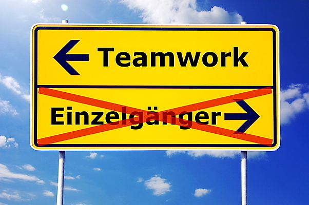 포토 JPG 해외이미지 도로 컨셉 비즈니스 하늘 성공 협력 아이디어 함께함 사람없음 금융 파란색 노란색 선택 연결 사인 옵션 도로표지판 지원 충고 헬프 해외202004 해외포토 길 컬러 교통시설 경제 도움 표지판 파일형식 이미지허브