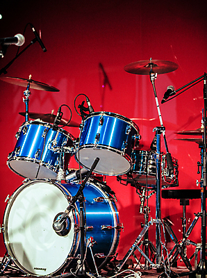 포토 JPG 해외이미지 음악 백그라운드 타악기 이벤트 사람없음 빨간색 세트 파티 소리 콘서트 공연 장비 무대 기구 악단 야간 마이크 클럽 드럼 쇼 스포트라이트 재즈 조립 뮤지컬 인기 생존 유흥 해외202004 해외포토 자연요소 악기 컬러 음향기기 문화예술 파일형식 이미지허브