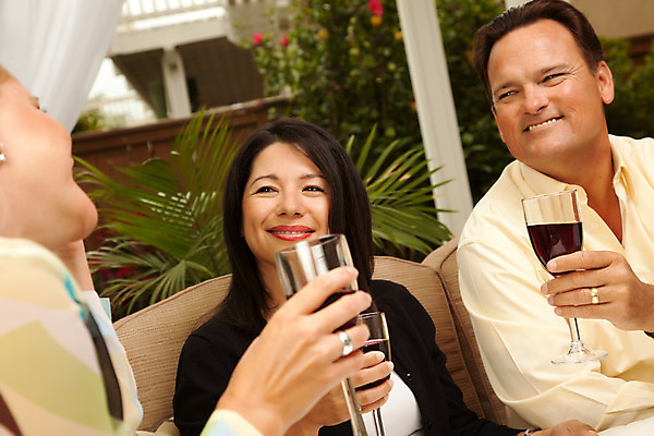 포토 JPG 해외이미지 주간 백인 라이프스타일 커플 행복 음료 40대 관계 성공 휴가 기념 3 미소 사람 이벤트 성인 야외 빨간색 세명 30대 친구 파티 식당 와인 우정 축하 그룹 날짜 토스트 히스패닉 스페인어 해외202004 해외포토 자연요소 서양인 감정 빵 컬러 중년 컨셉 주류 표정 생활 장년 상점 파일형식 이미지허브