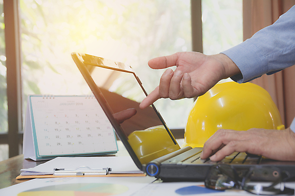 포토 JPG 해외이미지 백인 직업 1 남자 백그라운드 비즈니스 사업가 노동자 주택 사람 성인 사람없음 내부 파란색 노트북 컴퓨터 사무실 모니터 흰색 도구 타이핑 업무 작업 체험 기술자 엔지니어 안전모 건축가 디자이너 땅 목수 그림 히스패닉 건축업자 계약자 해외202004 해외포토 서양인 건축 컬러 컨셉 건물 전자제품 헬멧 안전장비 계약 파일형식 이미지허브