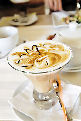 포토 JPG 해외이미지 그릇 접시 커피 음료 음식 백그라운드 미술 사람없음 장식 컵 갈색 초콜릿 숟가락 침묵 거품 카페 우유 머그컵 흰색 하트 신선 뜨거움 액체 아침식사 컵받침 크림 오브젝트 상쾌 각도 아로마 카푸치노 라떼 카페인 해외202004 해외포토 모양 식기 감정 컬러 문화예술 디저트 유제품 수저 상점 식사 소리 받침대 파일형식 이미지허브