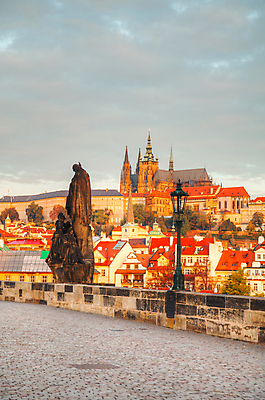 포토 JPG 해외이미지 구름 유럽 여행 건축양식 하늘 아침 사람없음 물 여름 강 도시풍경 반사 성당 교회 일출 도시 중세 역사 체코 프라하 타운 동유럽 천연기념물 명승지 바로크 보헤미아 옛날 해외202004 해외포토 주간 자연요소 계절 건축 나라 종교건축 풍경 건물 노을 파일형식 이미지허브