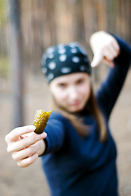 포토 JPG 해외이미지 나무 손 여자 잎 자연 오이 한명 야외 초록색 숲 보케 해외202004 해외포토 식물 1 컬러 채소 사람 신체부위 생태계 파일형식 이미지허브