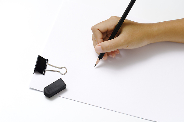 포토 JPG 해외이미지 손 종이 실내 들기 신체부위 연필 기록 잡기 지우개 서류집게 해외202004 해외포토 모션 학용품 집게 사람 내부 필기구 파일형식 이미지허브