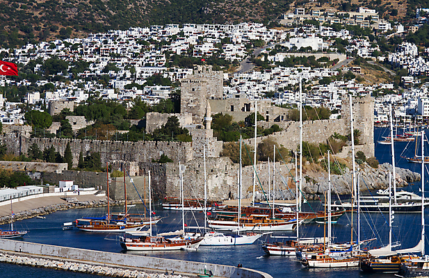 포토 JPG 해외이미지 바다 여행 요트 건축양식 휴가 주택 사람없음 파란색 탑 항구 만 보트 성 언덕 방파제 포트 타운 칠면조 돛대 두더지 해외202004 해외포토 건축물 공공시설 건축 컬러 배_교통 교통시설 조류 건물 도시 파일형식 이미지허브