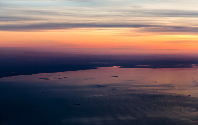 포토 JPG 해외이미지 산업 바다 오렌지 자연 하늘 바람 미래 잉글랜드 안테나 풍경 해변 사람없음 초록색 물 파란색 농장 환경 힘 일몰 재활용 풍차 발전기 에너지 만 제비꽃 생태계 제트기 전략 자원 방앗간 대패 드론 조감도 공급 수평선 해외202004 해외포토 자연요소 꽃 컬러 컨셉 농업 과일 통신 날씨 영국 비행기 노을 발전소 친환경 파일형식 이미지허브