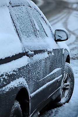 포토 JPG 해외이미지 도로 육상교통 겨울 자동차 날씨 사람없음 뒷모습 냉동 얼음 운전 추위 4 12월 폭풍 1월 폭설 눈내림 해외202004 해외포토 자연요소 계절 길 교통수단 뷰포인트 교통시설 모션 눈_날씨 숫자 날짜 자연재해 파일형식 이미지허브