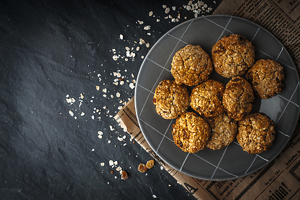 포토 JPG 해외이미지 종이 음식 백그라운드 건강 사람없음 파란색 노란색 우주 회색 원형 신문 책상 질감 구성 석판 오트밀 정물화 많음 해외202004 해외포토 도형 컬러 가구 컨셉 간행물 뉴스 그림 파일형식 귀리 이미지허브