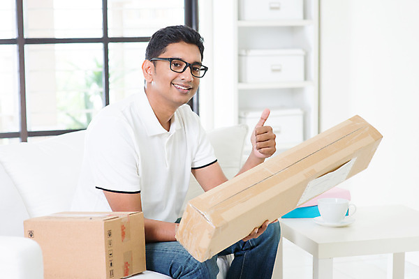 포토 JPG 해외이미지 1 라이프스타일 남자 행복 포장 주택 실내 선물 한명 사람 앉기 동양인 소년 성인 상자 소파 갈색 놀람 표현 잡기 오픈 생일 배달원 인도인 배송 확인 서비스 꺼내기 섞기 해외202004 해외포토 외국인 직업 기념일 감정 어린이 컬러 의자 모션 표정 인종 내부 건물 생활 파일형식 이미지허브