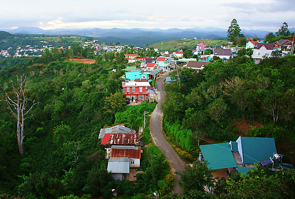 포토 JPG 해외이미지 나무 아시아 도로 여행 밭 건축양식 자연 하늘 산 거리 주택 동양인 사람없음 가로 빨간색 초록색 컬러풀 평화 환경 정원 새벽 시골 그룹 저녁 건축가 언덕 베트남 장면 지역 내추럴 교외 해외202004 해외포토 자연요소 식물 직업 건축 나라 길 컬러 컨셉 농업 교통시설 인종 건물 동남아시아 야간 생태계 파일형식 이미지허브