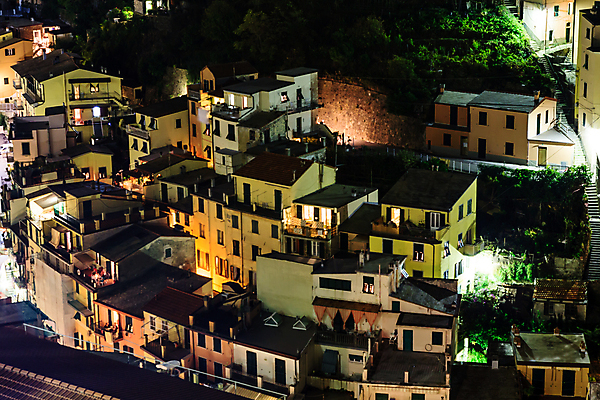 포토 JPG 해외이미지 나무 유럽 도로 여행 가로등 건축양식 휴가 전등 조명 거리 주택 안테나 사람 사람없음 건물 여름 컬러풀 계단 마을 이탈리아 바위 램프 도시 중세 야간 지중해 휴양지 북쪽 타운 옛날 조언 해외202004 해외포토 자연요소 식물 건축물 계절 공공시설 건축 나라 길 바다 컬러 통신 교통시설 장소 돌_바위 역사 방향 파일형식 이미지허브