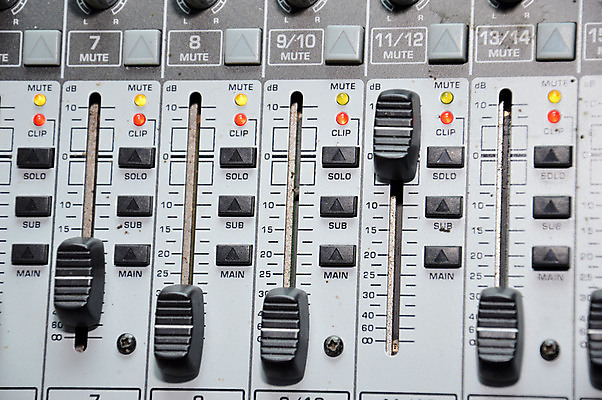 포토 JPG 해외이미지 직업 음악 백그라운드 버튼 손잡이 사람없음 디지털 소리 콘서트 듣기 장비 판넬 볼륨 혼합 믹서 DJ 책상 라디오 전자 오디오 아날로그 스위치 스테레오 조절 위로 베이스 섞기 작곡가 제어 채널 프로듀서 해외202004 해외포토 가구 모션 현악기 문화예술 전자제품 공연 음악가 파일형식 이미지허브