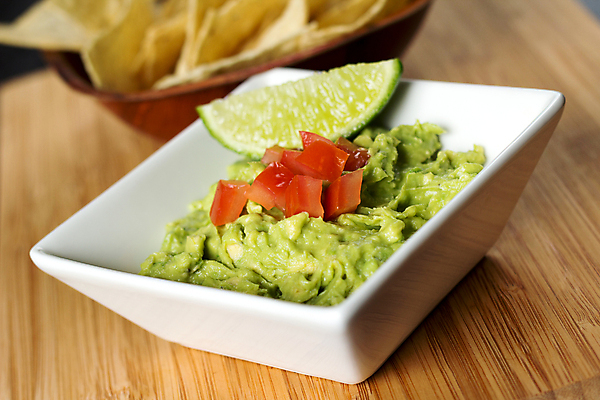 포토 JPG 해외이미지 음식 탁자 사람없음 초록색 사발 먹기 대나무 라임 아보카도 과카몰리 해외202004 해외포토 나무 컬러 가구 과일 모션 사기그릇 소스_음식 파일형식 이미지허브