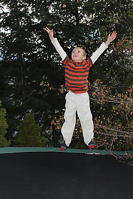 포토 JPG 해외이미지 나무 식물 백인 남자 어린이 스포츠 오렌지 놀이 건강 한명 소년 야외 초록색 금발 정원 점프 줄무늬 에너지 즐거움 해외202004 해외포토 서양인 1 헤어스타일 감정 컬러 무늬 과일 모션 사람 파일형식 이미지허브