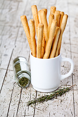 포토 JPG 해외이미지 전통 음식 빵 백그라운드 유리 요리 사람없음 목재 컵 갈색 크래커 이탈리아 빵집 머그컵 시골 신선 항아리 도자기 막대기 구부린 맛 아침식사 정크푸드 굽기 먹기 로즈메리 흙더미 내추럴 그리시니 입가심 절임 페스츄리 해로움 해외202004 해외포토 나무 식기 유럽 컬러 컨셉 재료 모션 재질 쿠키 상점 식사 흙 구이 허브 파일형식 더미 이미지허브