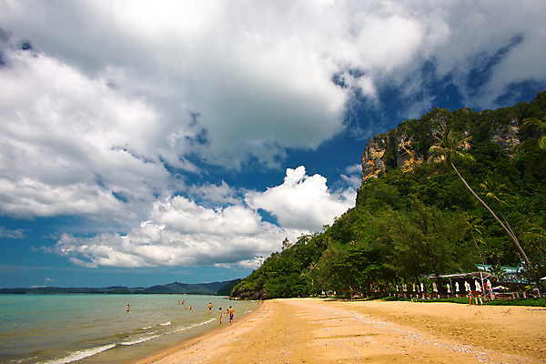 포토 JPG 해외이미지 나무 구름 모래 바다 여행 태국 자연 하늘 호텔 휴가 휴식 산 손바닥 사람 풍경 사람없음 물 여름 파란색 만 휴양지 장면 안다만 파라다이스 해외202004 해외포토 자연요소 식물 손 계절 아시아 컬러 컨셉 숙소 장소 생태계 파일형식이미지허브 