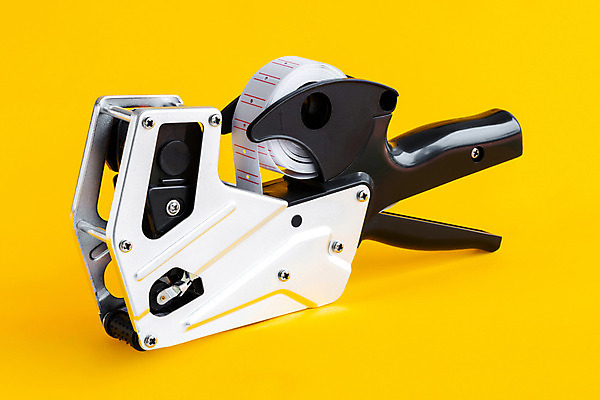 포토 JPG 해외이미지 손 종이 스티커 돈 비즈니스 텍스트 사람없음 금융 사무실 꼬리표 라벨 세일 상점 쪽지 기계 장비 거래 총 공구 티켓 시장 구매 인쇄 가격 플라스틱 오브젝트 쇼 슈퍼마켓 고립 매각 해외202004 해외포토 무기 재질 프레임 신체부위 경제 쇼핑 도구 재산 파일형식 이미지허브