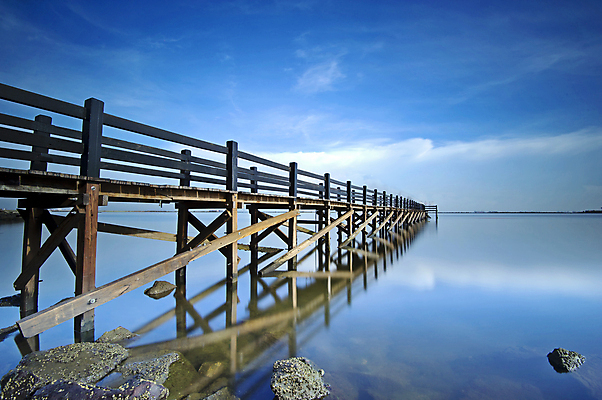 포토 JPG 해외이미지 바다 건축양식 자연 하늘 아침 풍경 사람없음 야외 목재 물 여름 파란색 반사 평화 항구 침묵 고요 황혼 일몰 새벽 만 장면 부드러움 포트 수평선 해외202004 해외포토 주간 자연요소 나무 계절 건축 컬러 컨셉 재료 교통시설 노을 소리 감각 생태계 파일형식 이미지허브