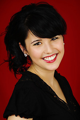 포토 JPG 해외이미지 백인 여자 행복 한명 미소 빨간색 흰색 표현 해외202004 해외포토 서양인 1 감정 컬러 표정 사람 파일형식 이미지허브