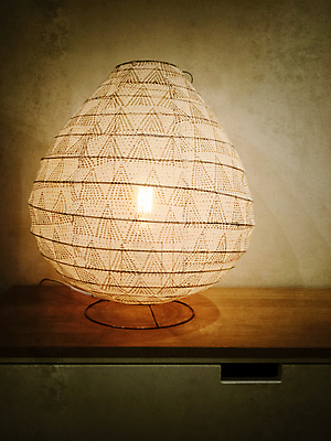 포토 JPG 해외이미지 종이 벽 조명 주택 실내 사람없음 내부 목재 장식 빛 인테리어 갈색 노란색 골동품 등불 램프 직물 원형 화려 빛망울 그런지 스타일 해외202004 해외포토 도형 나무 디자인 컬러 컨셉 재료 건물 파일형식 이미지허브