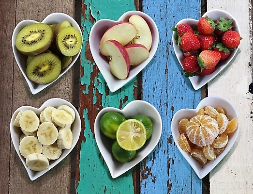 포토 JPG 해외이미지 전통 음식 백그라운드 다이어트 과일 재료 딸기 바나나 건강 키위 요리 사람없음 목재 상점 흰색 하트 시장 선택 사과 유기농 라임 내추럴 디톡스 해외202004 해외포토 모양 나무 웰빙 컬러 컨셉 파일형식 이미지허브