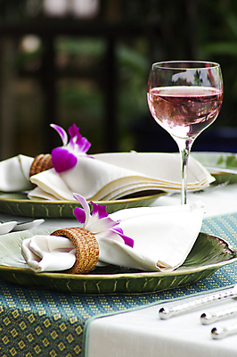 포토 JPG 해외이미지 식기 접시 꽃 음료 음식 꽃다발 포크 와인잔 의자 태국 유리 결혼식 이벤트 사람없음 내부 장식 빨간색 파티 요식업 와인 식사 저녁식사 중국 희망 축하 칼 우아함 샴페인 배열 먹기 만족 냅킨 점심식사 정중 해외202004 해외포토 식물 감정 산업 아시아 컬러 가구 결혼 컨셉 술잔 모션 재질 주류 파일형식 이미지허브